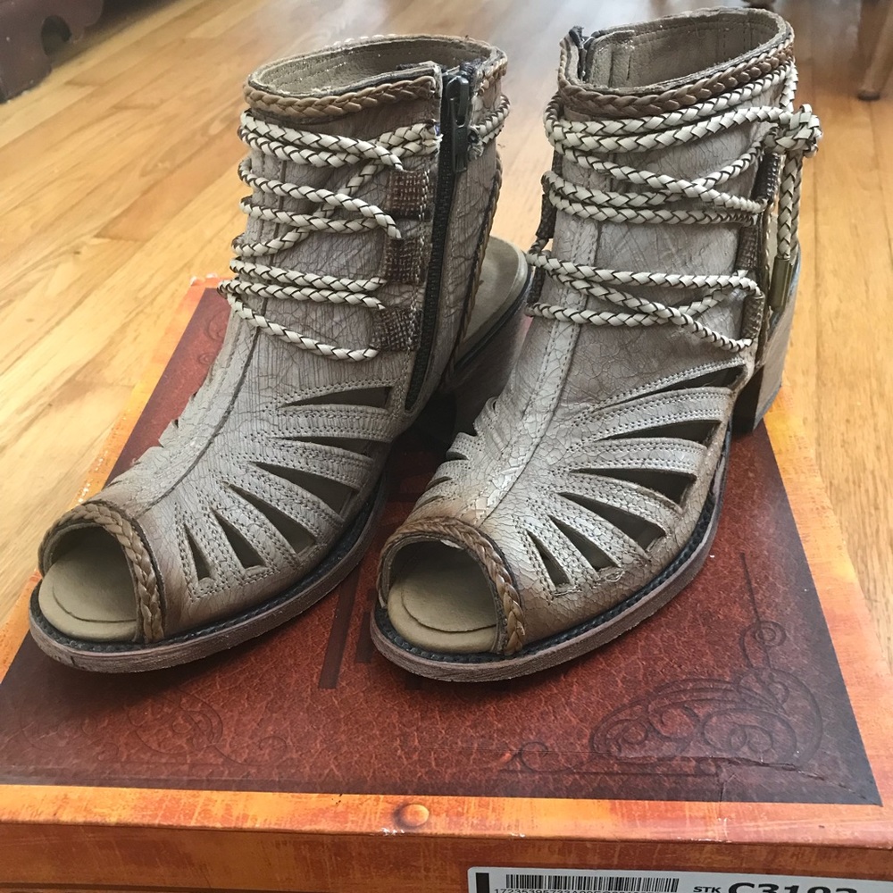 Corral Sandal/Bootie Size 8 in Bone leather